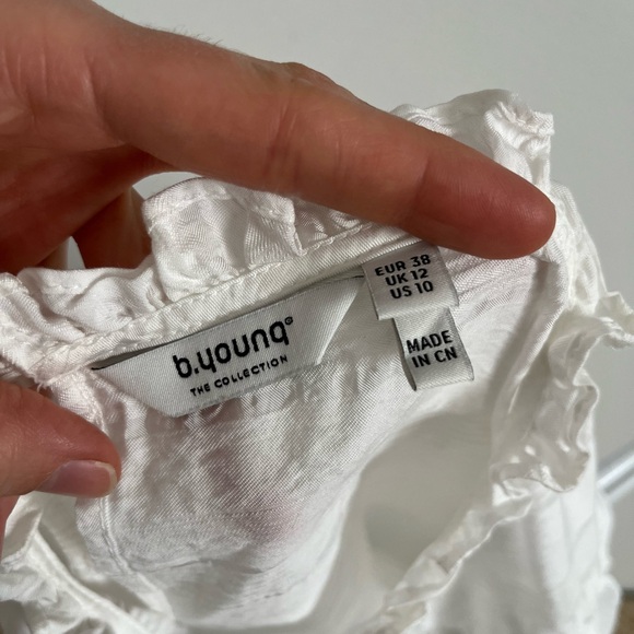 Chic Ruffled Ivory Blouse - Picture 3 of 3